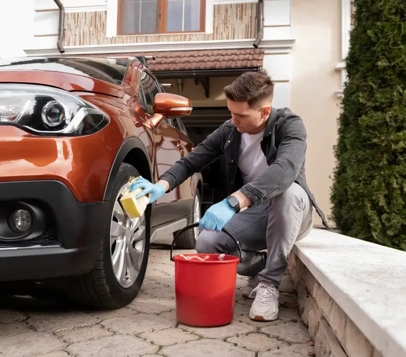 Lavage auto à domicile Curnier : professionnel intervenant sur un véhicule